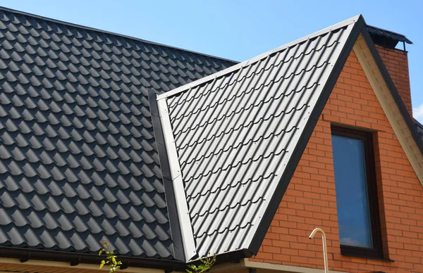 Конструкція мансардного даху з гідроізоляцією в проблемній зоні — стокове фото