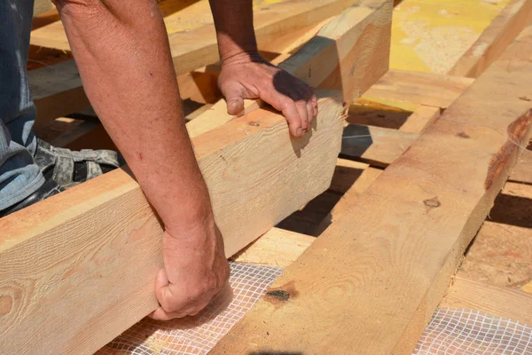 Construção de telhados vigas de madeira, vigas, treliças com barreira de vapor, isolamento contra vazamento de telhado — Fotografia de Stock