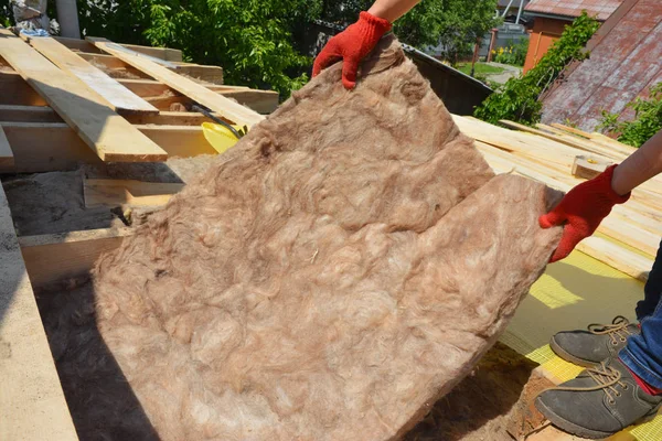 Aislamiento de techo de cerca. Contratista Roofer Instalación de casa techo de aislamiento térmico con lana mineral . — Foto de Stock