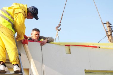 Kyiv, Ukrayna - 18 Eylül 2019: İnşaatçılar Frame House Yapısal İzolasyon Paneli Kuruyor - Yudum. Müteahhitler Yeni Çerçeve Yapıyor.