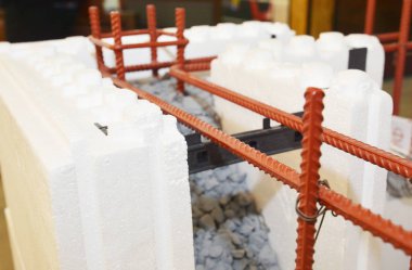 Beton formları izole ederek beton duvarları güçlendirdim. Plastik köpükten Icf beton formları izole ediliyor 