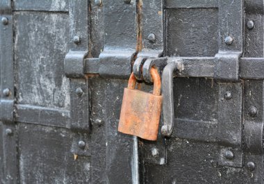 Eski büyük asma kilit. Eski LOCK kapalı metal kapı
