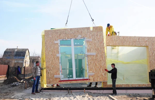 Kyiv, Ukrayna - 23 Eylül 2019: İnşaatçılar Frame House Yapısal İzolasyon Paneli Kuruyor - Yudum. Müteahhitler Yeni Çerçeve Yapıyor.