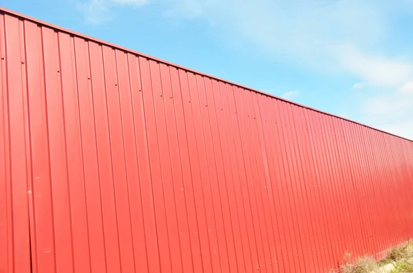 Close up sulla casa recinzione in metallo rosso con cielo blu e copiare lo spazio — Foto Stock