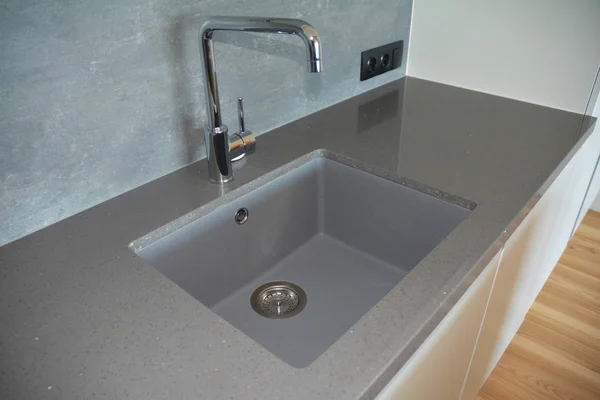 Moderne Küche Chrom-Wasserhahn und Keramik-Spüle. — Stockfoto