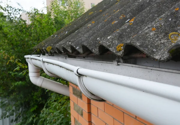 Asbest dak met regengoot pijpleiding — Stockfoto