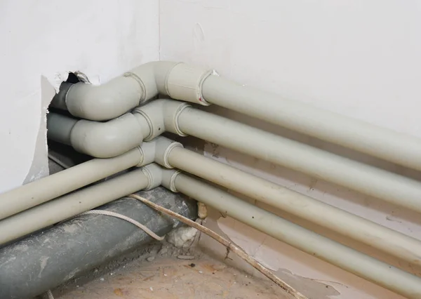 Los tubos de PP (polipropileno) son una buena opción para el suministro de agua caliente interno. Casa de calefacción tubería de polipropileno — Foto de Stock