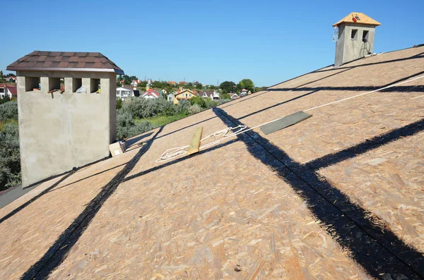 Construção de coberturas com placa de fio orientado (OSB) e impermeabilização de betume antes de colocar telhas de asfalto, reparação do telhado — Fotografia de Stock