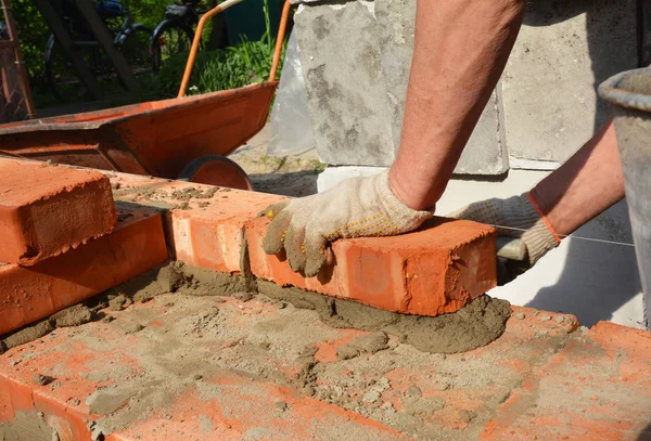 Murare händer i murverk handskar murning nytt hus vägg. Murtegelhusvägg — Stockfoto