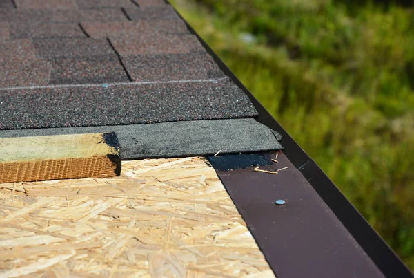 Asphalt Shingles Γωνιακή Εγκατάσταση σε Οικιακή Στέγη Κατασκευή — Φωτογραφία Αρχείου