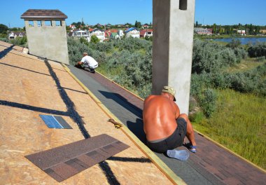 Çatı İnşaat ve Yeni Ev ve Çatı bacası. Çatı Kuruluyor, Asfalt Kirişleri Tamir Ediliyor.