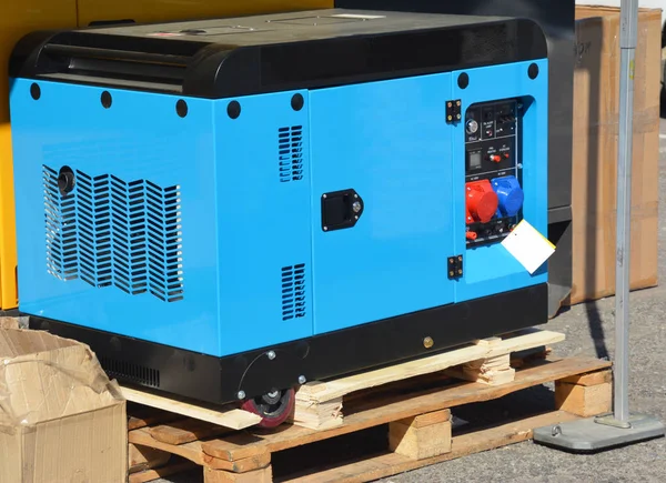 Generador de respaldo con ruedas Generador de energía en espera para la venta. Inicio Backup Standby Generator — Foto de Stock
