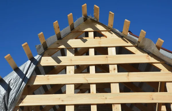 Roofing construction house with wooden beams, trusses, eaves — Stock Photo, Image