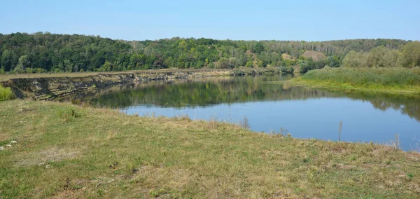 Panorama van de rivier Desna in de buurt van Mezynsky National Nature Park in het noorden van Oekraïne. — Stockfoto