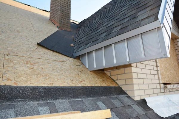 Áreas de problema para casa asfalto telhas canto telhado construção impermeabilização. Reparação de construção de telhados. Renovação do telhado com telhas de asfalto . — Fotografia de Stock