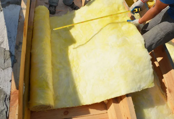Roofers Reparación e Instalación de Casa Techo Aislamiento Térmico con Lana Mineral, Construcción de Techos — Foto de Stock