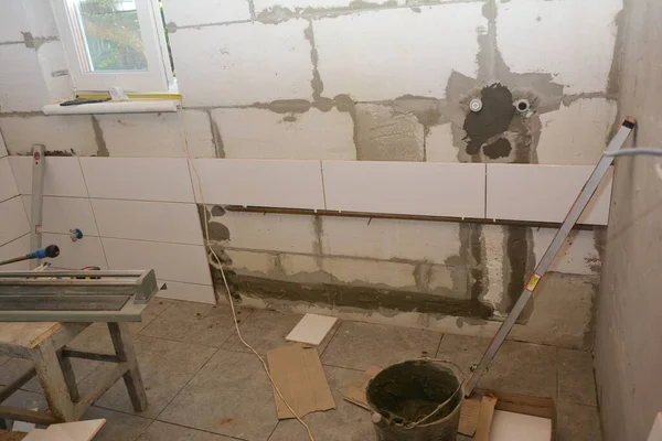 Banyo tadilatı sırasında duvarları elle kesme, havan ve çentikli mala kullanarak boyamak..