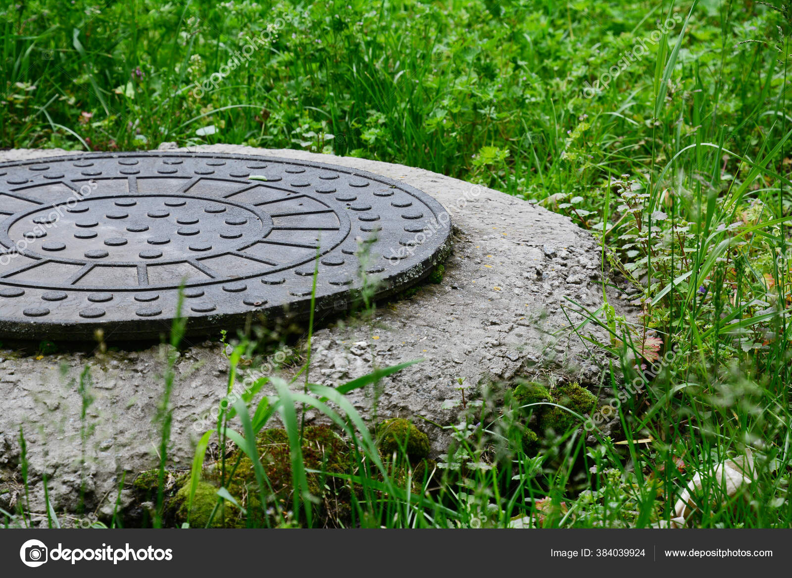 Alcantarilla Una Alcantarilla Desagüe Con Una Cubierta Redonda Plástico  Rodeada — Foto de stock #384039924 © thefutureis, image size:1600x1167