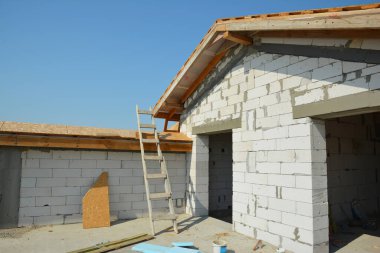 Otoklavize edilmiş beton bloklardan tamamlanmamış tavan arası yapım aşamasında.. 