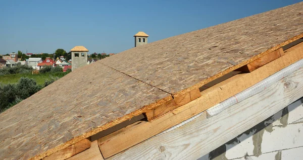 屋顶建筑的特写 用胶合板 Osb和蒸气覆盖屋顶 在蓝天的屋梁上贴防潮膜 — 图库照片