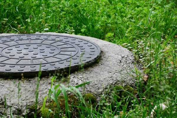 Průlez Kanalizace Nebo Kanalizace Plastovým Kulatým Krytem Obklopeným Zelenou Trávou — Stock fotografie