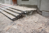 Tönkrement, csúnyán összetört, sérült első betonlépcső, tornác lépcső, lépcső javításra és felújításra szorul.