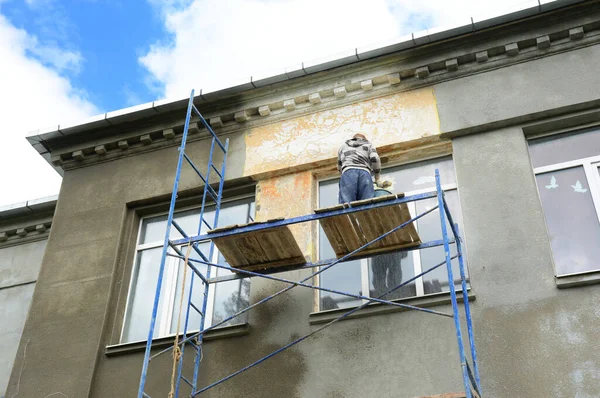 Kyiv Ukraine Μάιος 2020 Ένας Εργολάβος Κτιρίου Ψηλά Σκαλωσιές Κοντά — Φωτογραφία Αρχείου