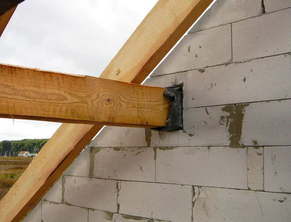 Nahaufnahme Einer Dachstuhlkonstruktion Befestigung Verankerung Von Dachbalken Fachwerk Und Streben — Stockfoto