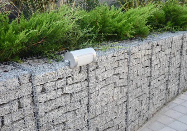 Сохраняющая Конструкция Стены Современный Сетчатый Забор Проволоки Габиона Заполненный Камнями — стоковое фото