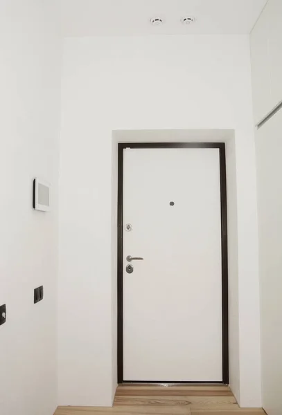 Hall Entrada Blanco Entrada Apartamento Renovado Con Puerta Blindada Blanco — Foto de Stock