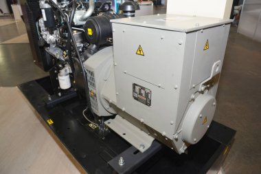 KYIV, UKRAINE - 19 Haziran 2020: Acil durum yedek dizel jeneratör çalışması ve bakımı. İçerideki jeneratörün ana bileşenlerini göster: dizel motor, alternatör.