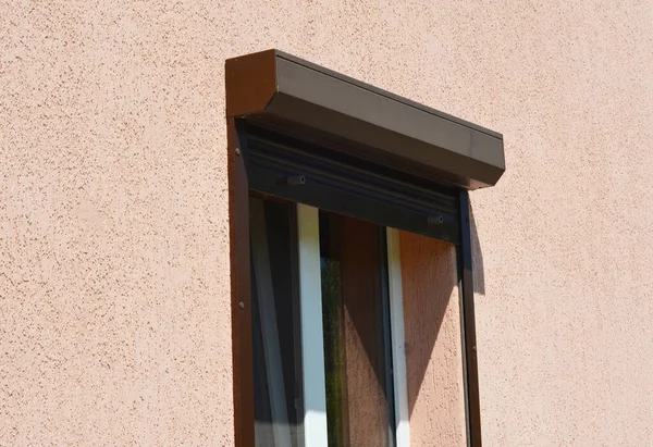 在粉刷过的房子上的一个敞亮的棕色外部Pvc电动窗板上的特写 — 图库照片