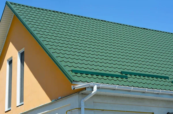 Rozbity Rynna Dachowa Zbliżenie Metalowy Dach Dwuspadowy Korkami Śnieżnymi Zepsuty — Zdjęcie stockowe