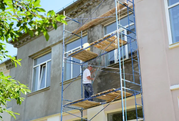 Contratista Edificios Andamios Está Enyesando Renderizando Recubriendo Instalando Estuco Fachada — Foto de Stock