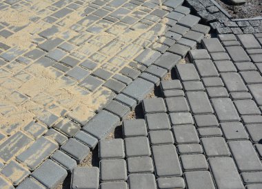 Çakıl taşlarından oluşan sorunlu bir alana yakın çekim, veranda için kuma taş döşeme. 