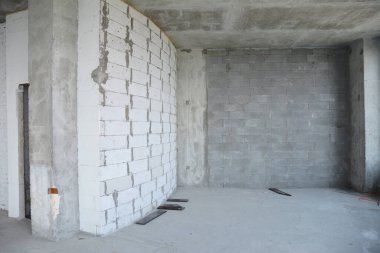 Yeni bir konut binasında beton ve tuğla duvarlı yeni bir dairenin yenilenmesine başlanıyor.. 