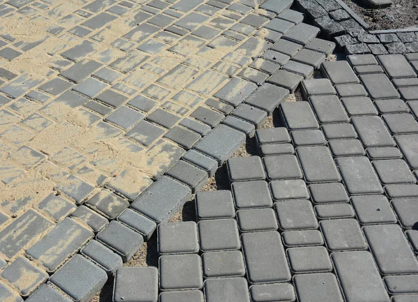 Çakıl taşlarından oluşan sorunlu bir alana yakın çekim, veranda için kuma taş döşeme. 