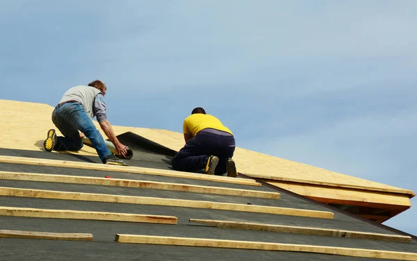 Kyiv Ukraine August 2020 Wykonawcy Dachu Montują Podkład Wodoodporną Wodoodporną — Zdjęcie stockowe