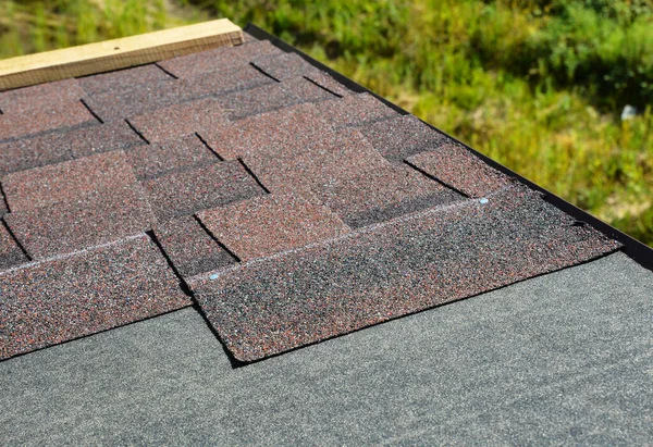屋上の家にアスファルトの帯状疱疹を敷設 屋根工事のコンセプト — ストック写真