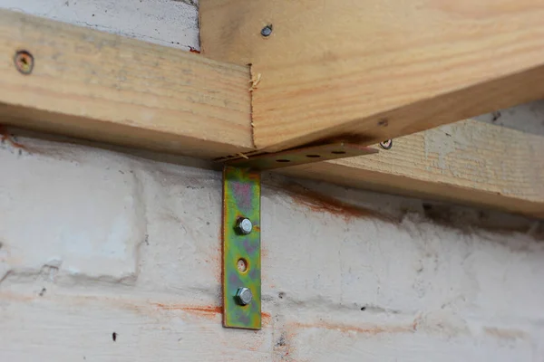 Wzmocnienie Drewnianych Belek Dachowych Krokwie Nośne Końcówka Szczytowa Metalowymi Wspornikami — Zdjęcie stockowe