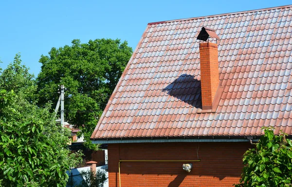 Wyblakły Dach Metalowy Stracił Kolor Jest Złym Stanie Wymaga Malowania — Zdjęcie stockowe