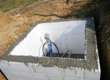 Pompa evi, pompa istasyonu, su deposu odası ICF izolasyonu, polistiren köpük yalıtımı arasında beton duvarlar..