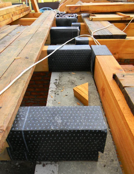 Drewniane Belki Dachowe Monta Izolowane Bitumicznej Bariery Hydroizolacyjnej Betonowej Cianie — Zdjęcie stockowe