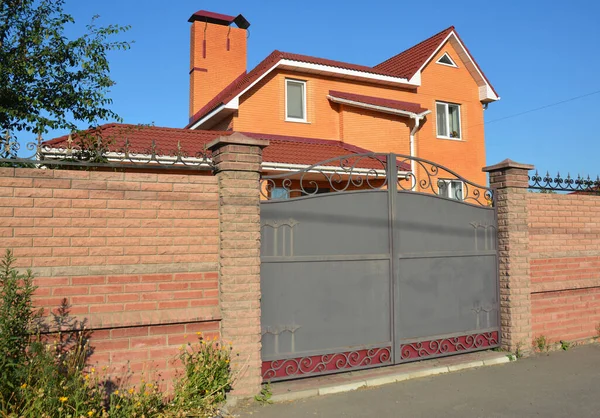 Brick Two Storeyed House Mansion Metal Red Roof Metal Gate — Stock Photo, Image