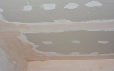 Kaymağı, sıvamayı, kaplamayı ve oda tadilatı sırasında alçıpan tavanındaki ağ bandı üzerindeki eklemleri tamamlamayı kapsıyor.. 