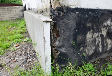 Kötü temel, bodrum genişletilmiş polistiren plakalar ya da EPS katı yalıtımı ile izole edilmiştir.. 