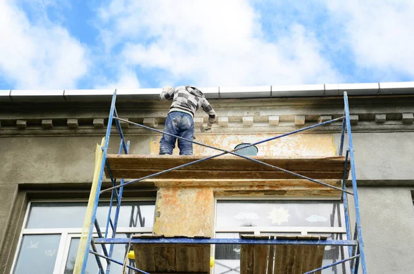 Contratista Edificios Sobre Andamios Está Enyesando Aplicando Estuco Renovando Pintura — Foto de Stock