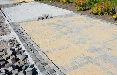 Kaldırımlarla bir bahçe yolu döşemek. Kopya alanı olan asfalt kurulumu.