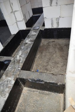 Soyunma temeli ya da evin içinde katran püskürtülmüş su yalıtımı. Kapalı alanda su geçirmez kaplama.