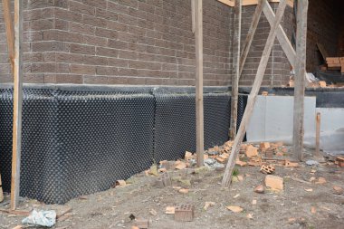 Su geçirmez ve yalıtımlı tuğla ev bodrum katı vakfı. Ev temel su geçirmez dış.